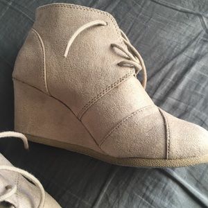 Beige suede ankle boots/booties, barely worn, Sz 7